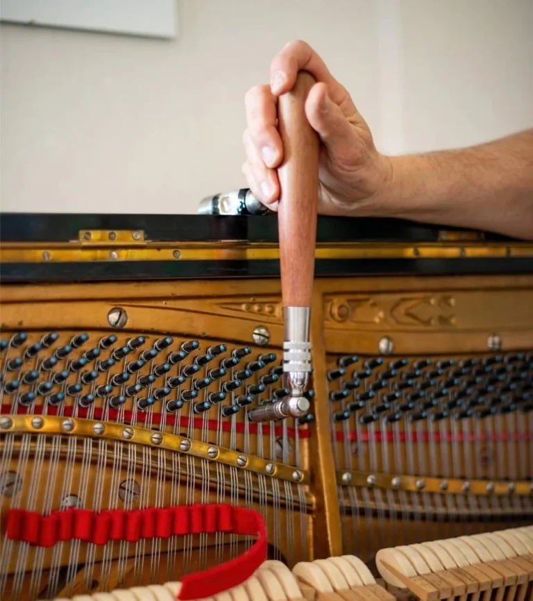 Stimmhammer wird auf Wirbel gesetzt. Saitenchor wird nach Gehör gestimmt.