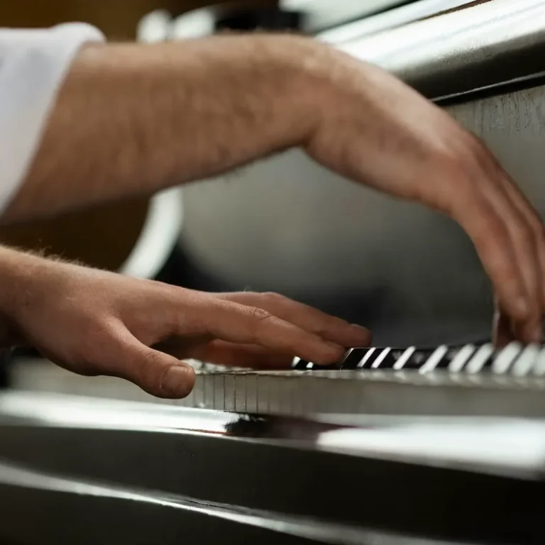 Ein Klavierspieler beim Musizieren auf einem Flügel
