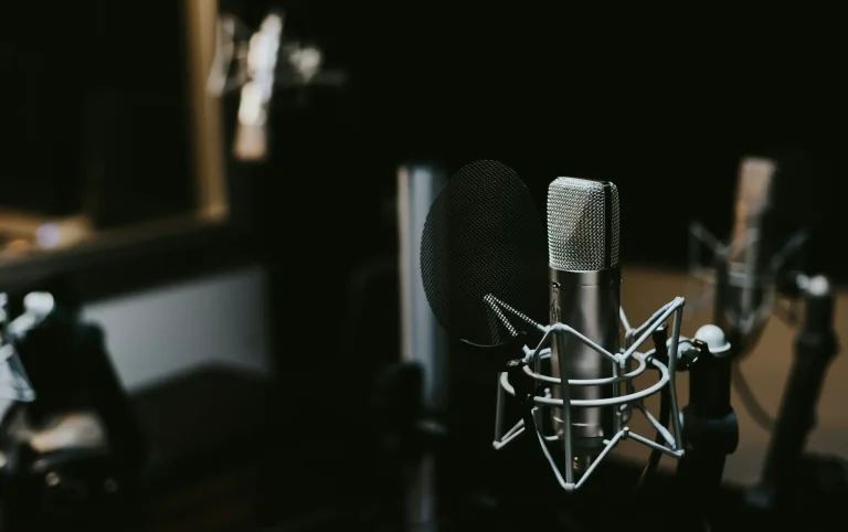 Ein dunkel beleuchtetes Musikstudio mit einem Kondensatormikrofon