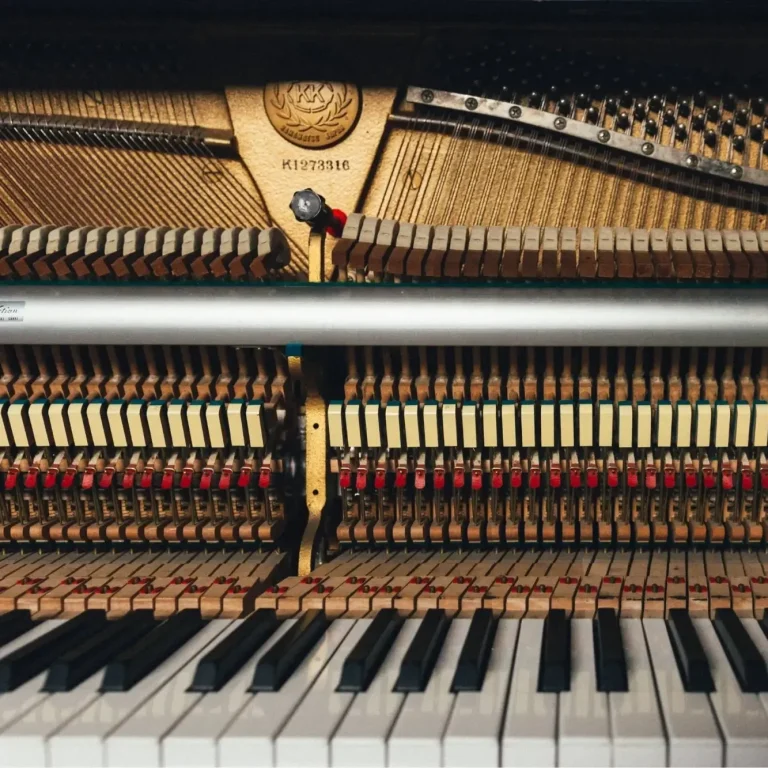 Offenes Klavier mit Gussplatte, Stimmwirbeln, Saiten, der Mechanik und den Tasten